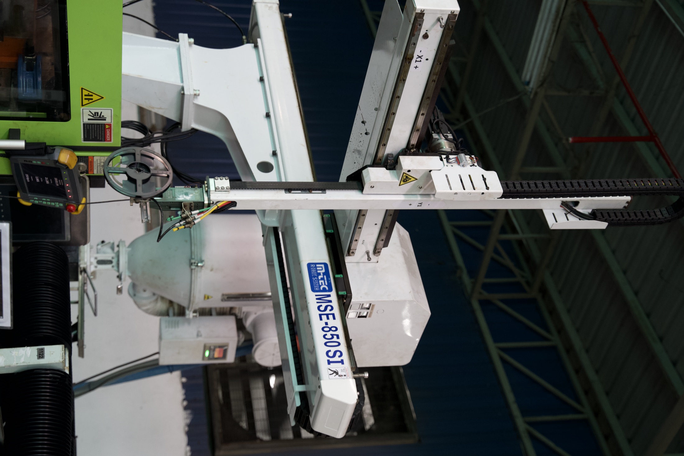 Robot transfer system above a Taipex injection molding machine